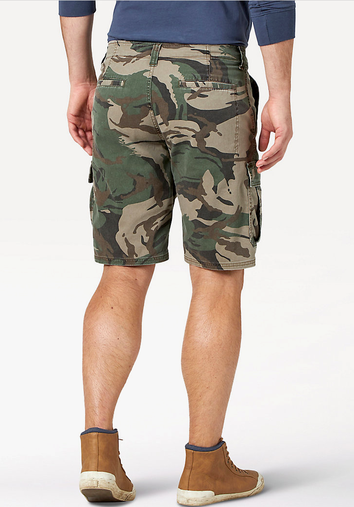 wrangler cargo shorts with tech pocket